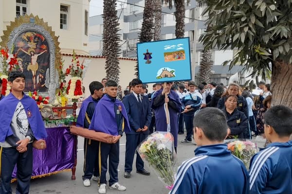 Celebración del Mes Morado en la Comunidad del Colegio Newton de San Miguel