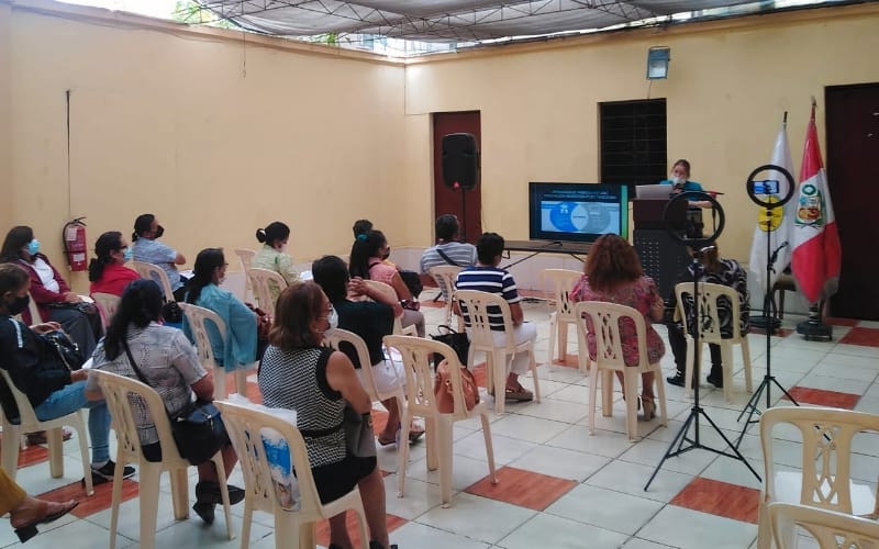 Charla Educativa para Padres de Familia en el Colegio Newton de San Miguel
